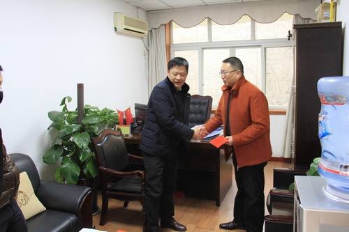 資陽市總工會(huì)邱世福副主席一行到我局慰問省部級(jí)勞模