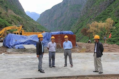 王裕明一行到水洛河博瓦電站項目部檢查指導(dǎo)工作