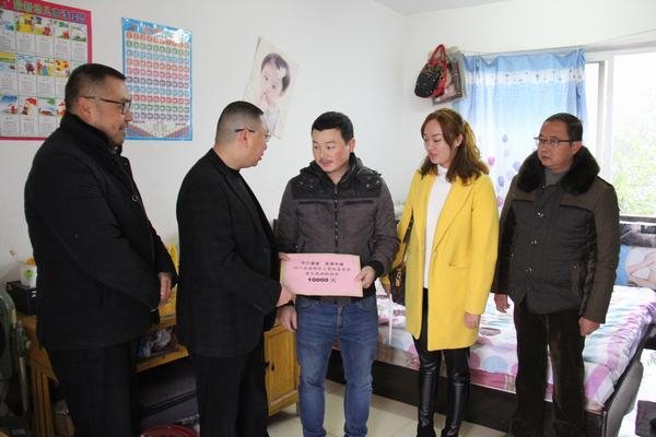 代勇一行到機械廠慰問困難職工