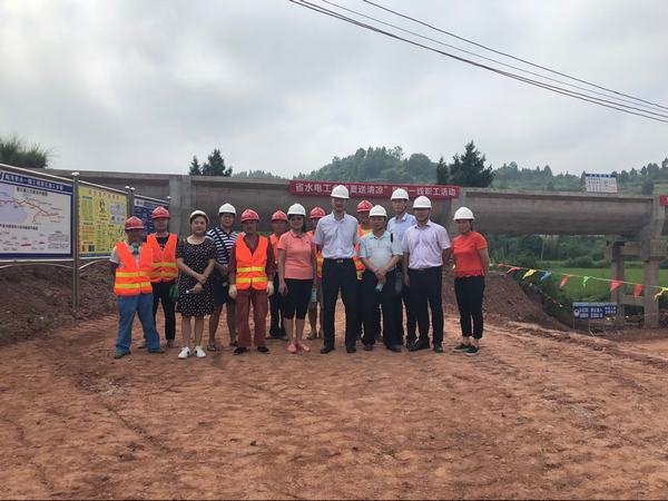 省水電工會(huì)馬勇仕主席一行到工程局開(kāi)展夏送清涼慰問(wèn)活動(dòng)