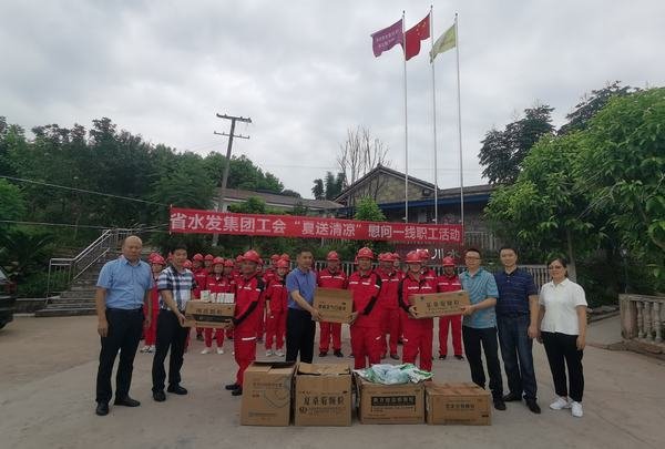 集團工會主席鄔清富一行到工程局公司開展夏送清涼慰問活動