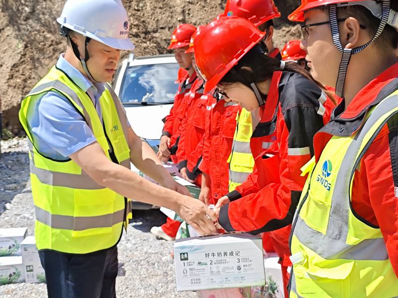 集團(tuán)工會(huì)主席唐克飛一行慰問(wèn)公司參加“7˙20”山洪地質(zhì)災(zāi)害搶險(xiǎn)救災(zāi)一線職工