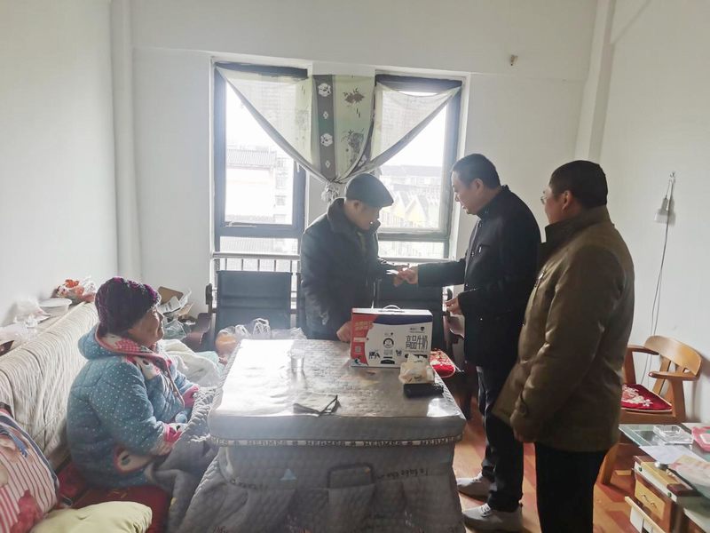 基礎(chǔ)分公司深入困難職工家庭開(kāi)展春節(jié)慰問(wèn)活動(dòng)