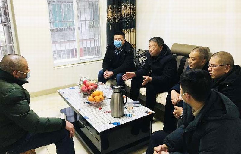 集團(tuán)董事羅國(guó)書到建設(shè)公司慰問(wèn)“一對(duì)一”幫扶困難職工