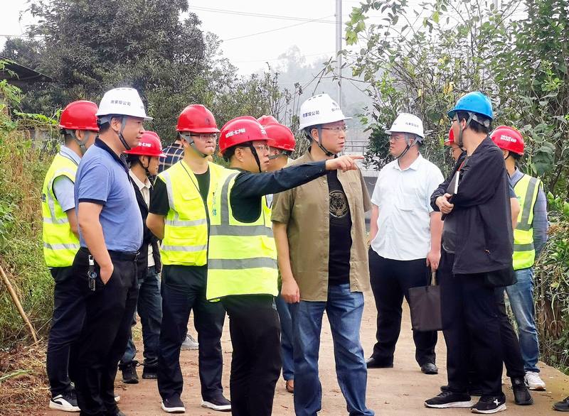 向家壩公司董事長代勇一行蒞臨向家壩一期二步Ⅴ標現場指導檢查工作
