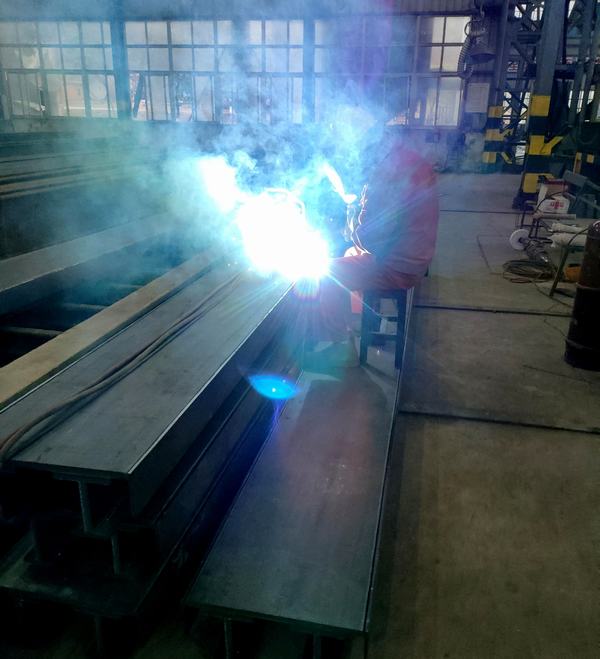 春節“不打烊”，紅旗堰灌區樞紐門葉埋件制作完成